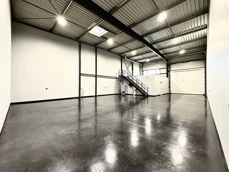 location commerce 612 m² à esvres (37320)