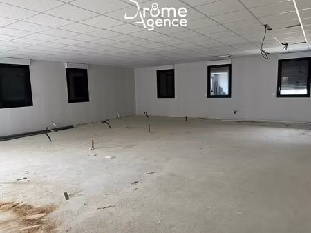 location commerce 232 m² à hauterives (26390)