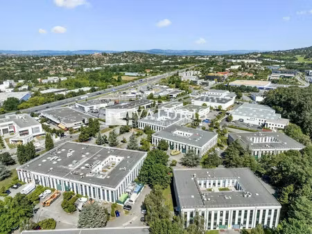 location commerce 2512 m² à limonest (69760)
