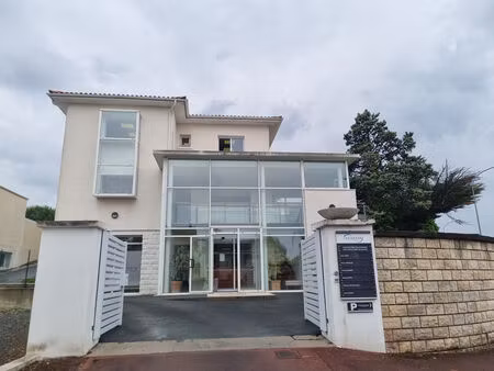 location commerce 300 m² à saintes (17100)