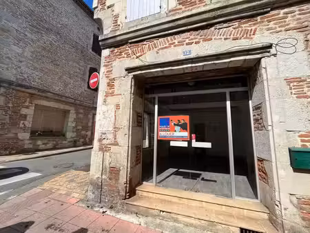 villeneuve sur lot  rive gauche  dans une rue proche du centre ville  en angle  local comm