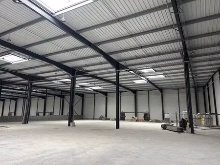 entrepôts avec bureaux d'accompagnement neufs à louer