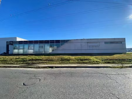 a louer - local d'activites show-room de 1000 m² eysines proche rocade sortie 9