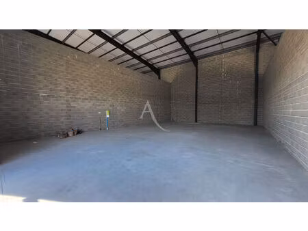 local neuf a amenager avec stationnement zone la bouriette salvaza