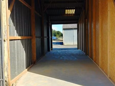 grand garage bétonné