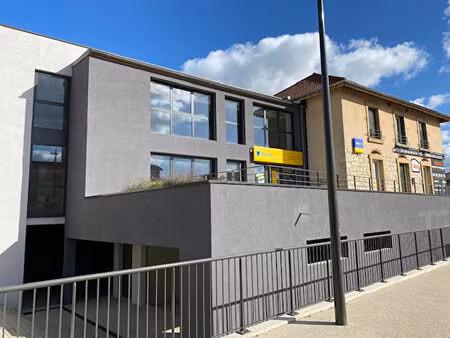 location local commercial  84.46m²  attignat