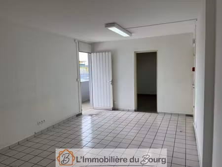 local professionnel dans le bourg de sainte rose