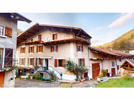 grande maison à rénover avec grange à boyeux-saint-jerome