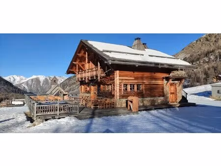 rare chalet sur les pistes du front de neige