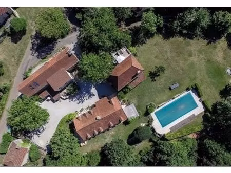 ancienne ferme avec gîtes et piscine sur 9070 m2 de terrain