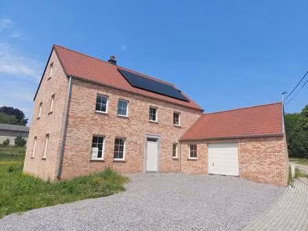 belle maison 4 façades dans un endroit calme.