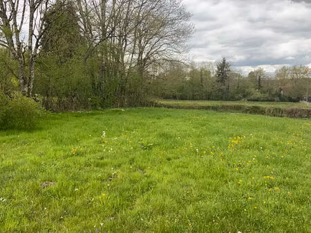 auxy - terrain constructible d'environ 800 m² non viabilisé avec terrain agricole attenant