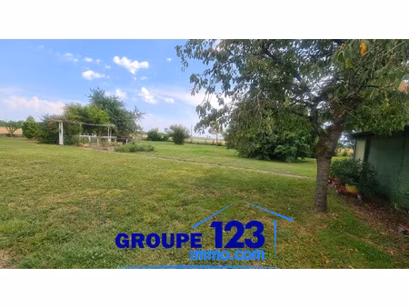 terrain constructible de 2600 m2 avec hangar