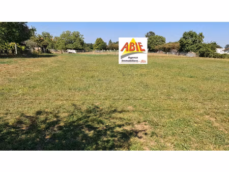 terrain constructible proche benet de 1923 m2