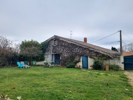 'maison en pierre de caractère avec vaste jardin arboré et p