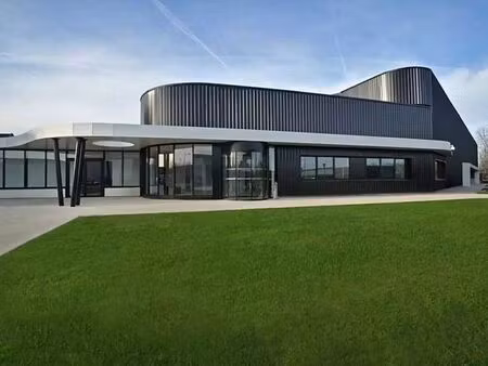 location local d'activités elancourt 2 486 m²