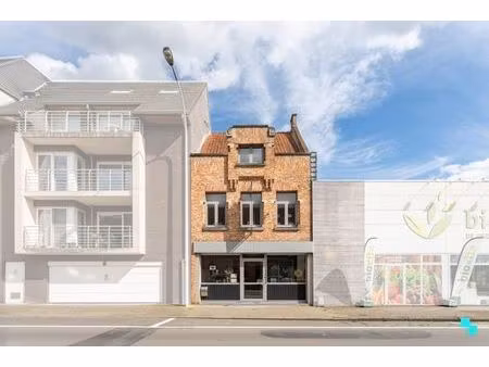 commercieel pand met woonst en parking te roeselare