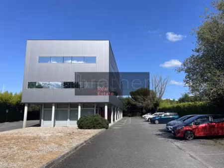 a louer bureaux 565.72m2 floirac rive droite