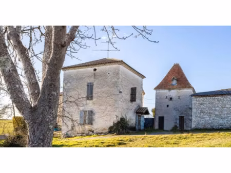 ferme en pierre du 17ème avec maison  pigeonnier  grange  ha
