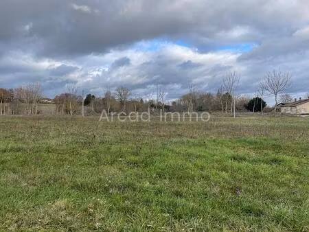 beau terrain plat constructible d’env. 2521 m2 en bordure d’une petite route au calme...