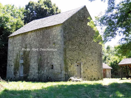 grange et dépendances sur 3540m2  belle vue dégagée