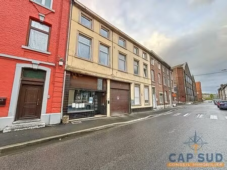commerce avec 2 appartements à vendre. très bon rendement lo