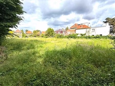 terrain à bâtir pour une maison quatre façades dans un endro