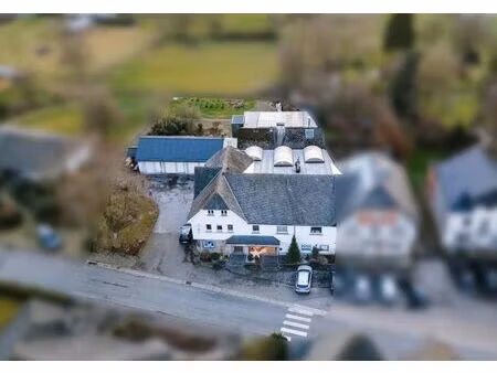 maison spacieuse avec des espaces commerciaux polyvalents