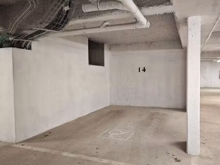 place de parking très large secteur gare rer/hôpital/commerces/cdg