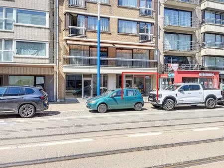 rez-de-chaussée commercial avec de nombreux espaces de range