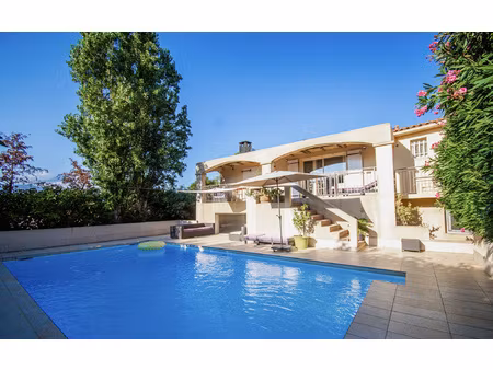 villa avec magnifique jardin et piscine  centre de porto vec