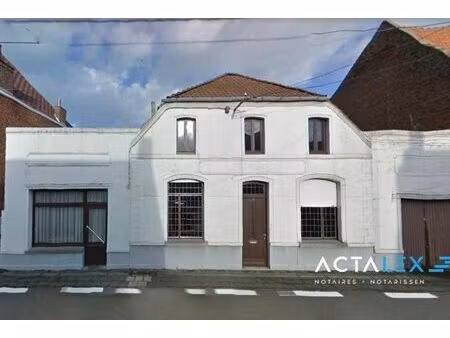 maison de commerce et d'habitation avec jardin et garage.