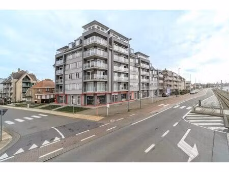 spacieuse propriété commerciale avec un emplacement à louer