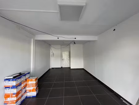 location locaux professionnels 30 m² à le moule (97160)  900 €