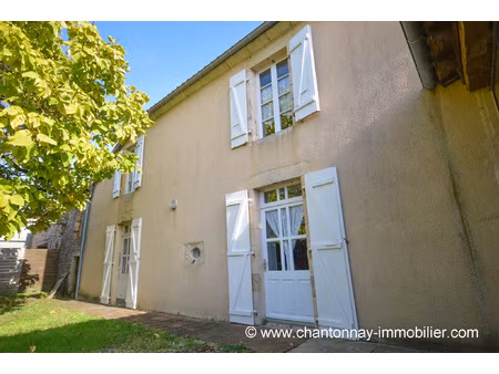 belle maison ancienne dans bourg à saint-germain-de-princay