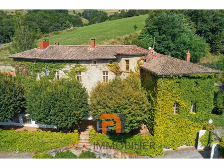 château du xvème dans les monts du lyonnais