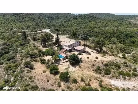 propriété avec vue à 360° sur 23100 m2 avec une très belle piscine