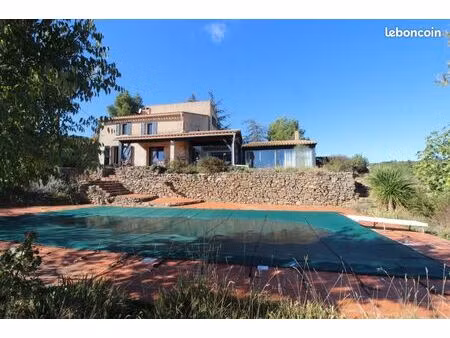 propriété avec vue à 360° sur 23100 m2 avec une très belle piscine
