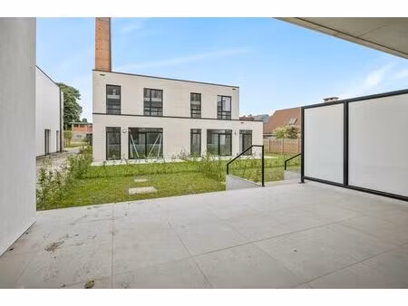 maison neuve ben dans un emplacement central à sinaai