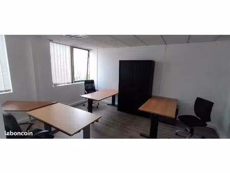 bureau fermé 20m² meublé 2 postes de travail internet électricité inclus espace stockage p