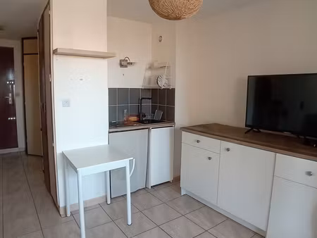 a louer studio meuble climatise port la nouvelle