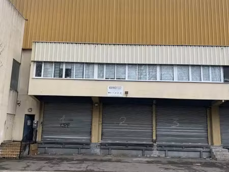 entrepôt avec quai à louer