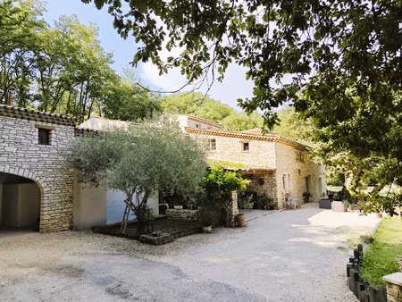 propriété bordée de 5 hectares de parc