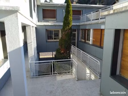 bureaux lumineux 250 m² + garages fermés 4 voitures