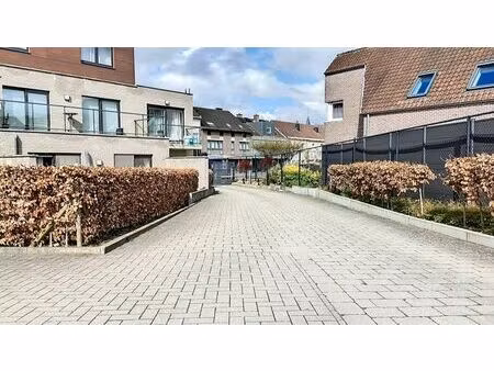 une place de parking intérieure