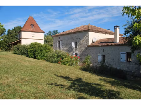 grande maison de campagne avec pigeonnier  grange et piscine