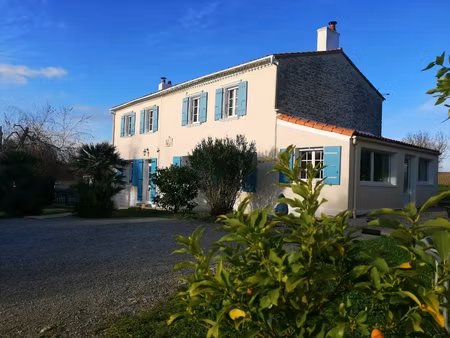 vente maison charentaise avec studio piscine dependances 247 m²