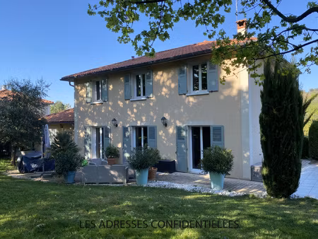 sainte-foy-lès-lyon  sur 1 076 m2 terrain arboré  belle bast