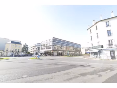 exclusivite - a louer - bureaux - proximité rer a et commerces