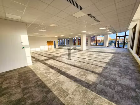 1700 m² bureaux lumineux à louer (divisible)